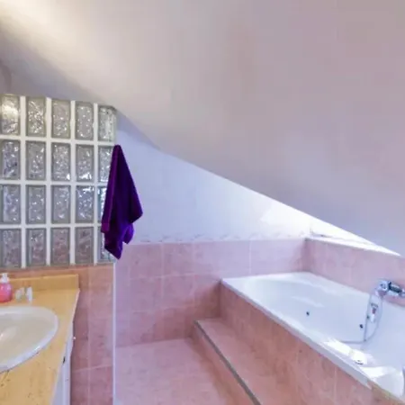 Tranquila Con Piscina Y Jardin 